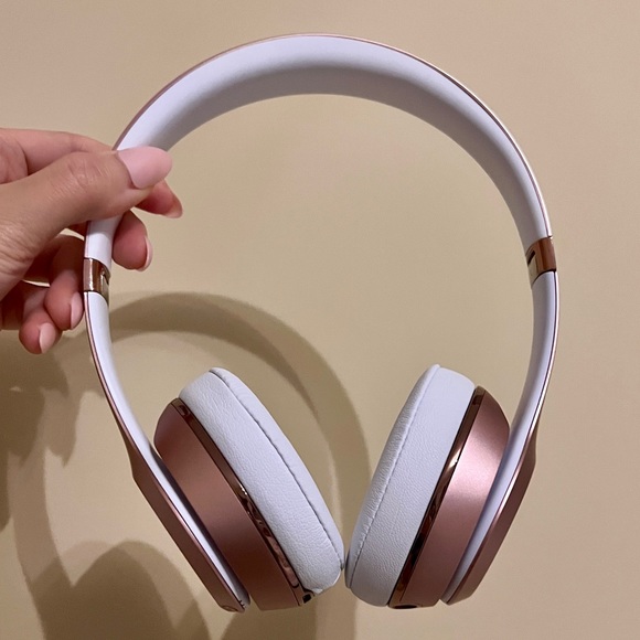 Beats Solo 3 Wireless Headphones 🎧 - Picture 2 of 3